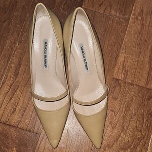 Manolo Blahnik Beige Patent Leather Heels